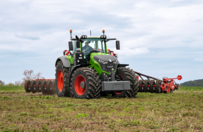 Fendt 1000 auf einem Feld. Staub wird an den Hinterrädern aufgewirbelt.