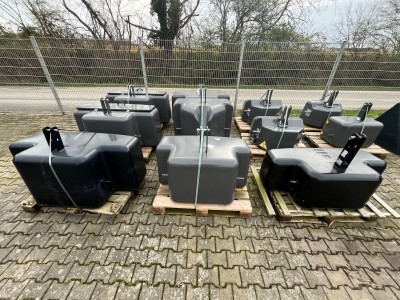 Angebotene Frontgwichte auf dem Hof in Altengeseke.