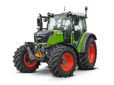 Frontal leicht seitliche Ansicht eines grünen Fendt-Traktors mit großen Profilreifen vor weißem Hintergrund.