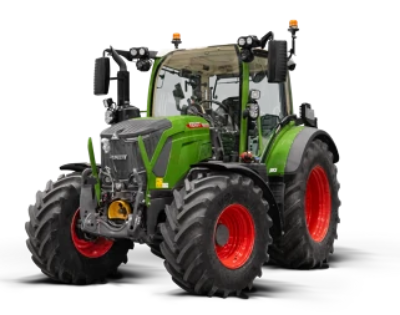Frontal leicht seitliche Ansicht eines grünen Fendt-Traktors mit großen Profilreifen vor weißem Hintergrund.