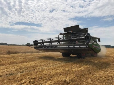 Fendt Ideal auf Feld mit gehobenen Schneidwerk