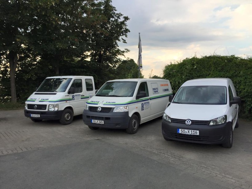 Drei Servicewagen aufgereiht vor der Werkstatt.