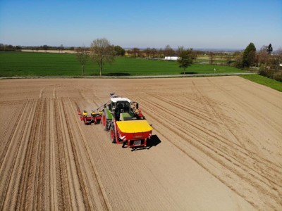 Fendt Schlepper mit Väderstad Drille auf dem Feld beim Mais legen.