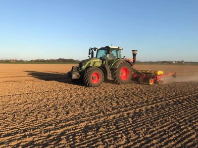 Fendt Sschlepper mit Väderstad Drille auf dem Feld.