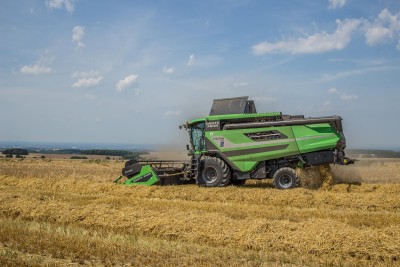 Deutz-Fahr C 9206 TS Mähdrescher bei der Ernte auf dem Feld